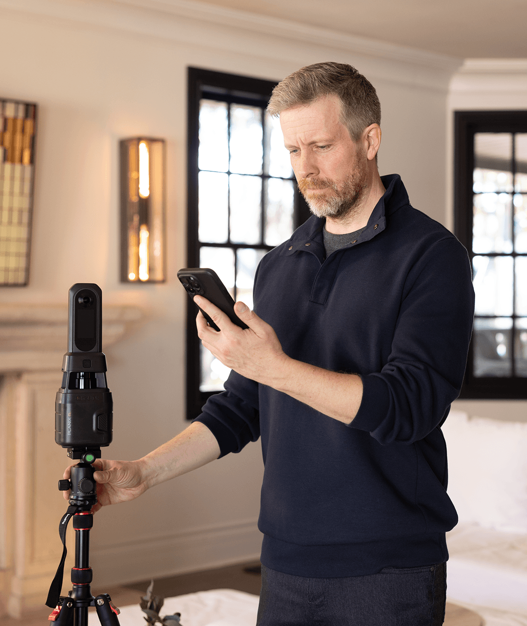 iGuide operator scanning a living room with the PLANIX R1 camera